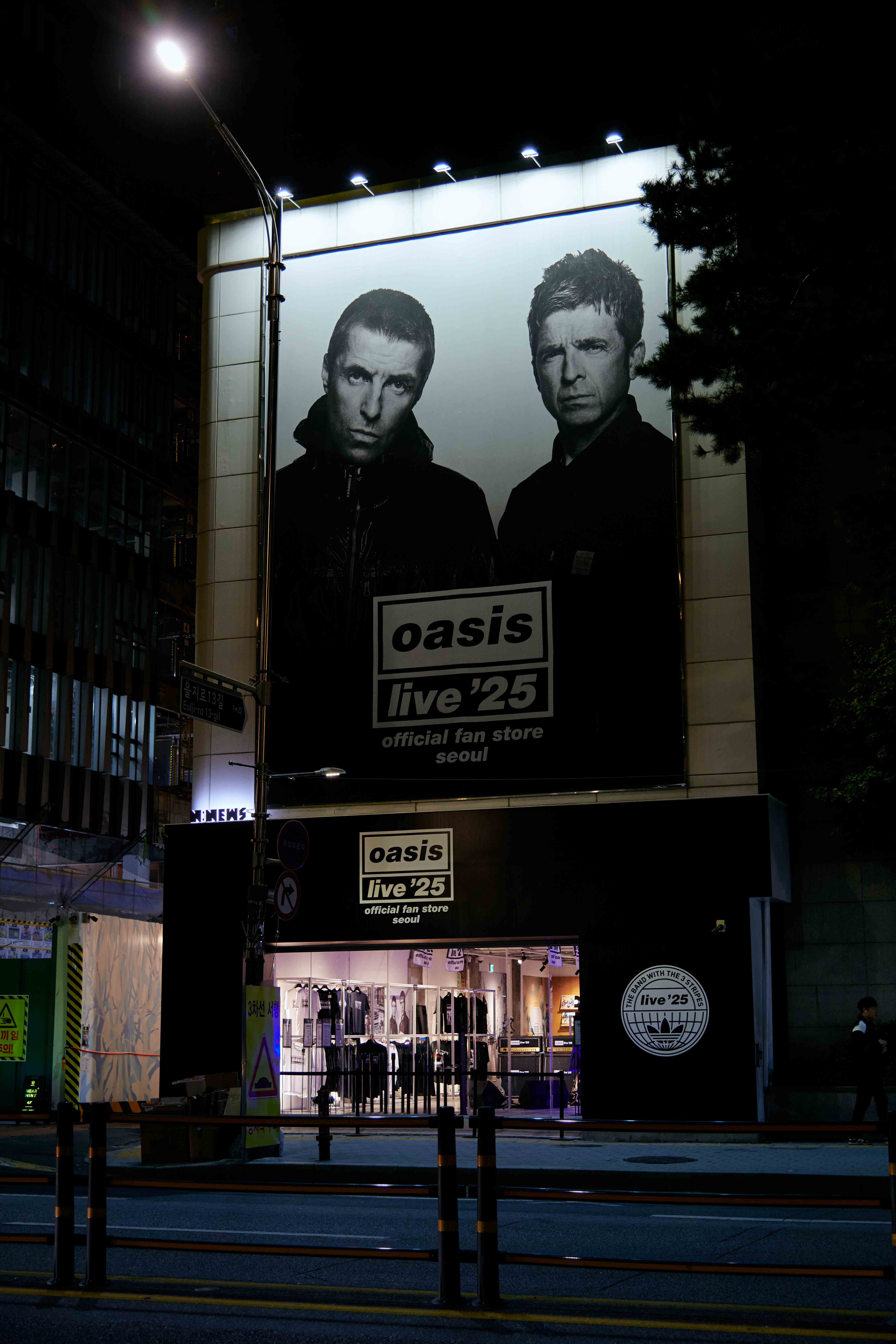 OASIS-LIVE-25-OFFICIAL-FAN-STORE-SEOUL-1 image 9