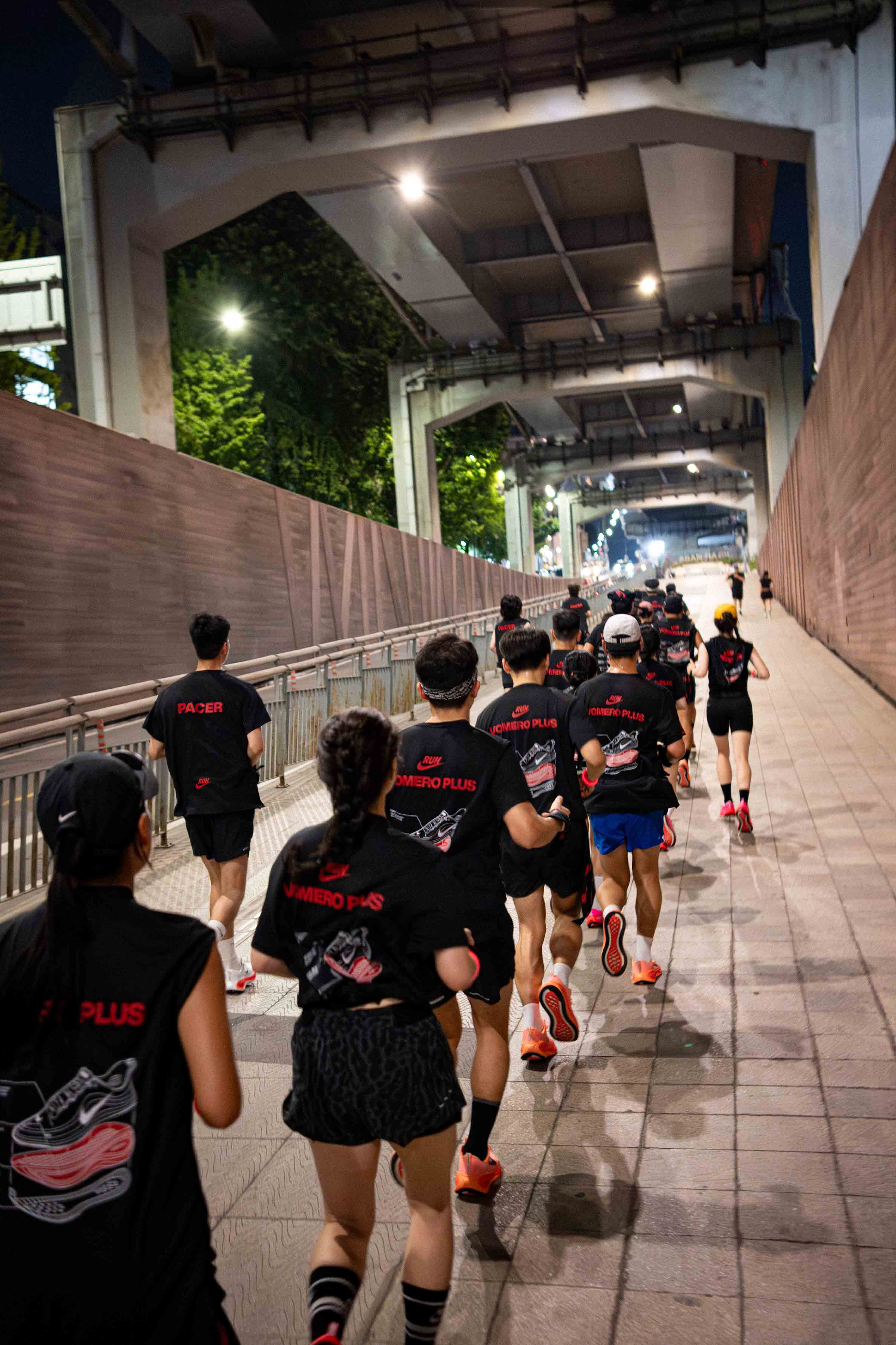 NIKE-RUN-CLUB-VOMERO-PLUS-LSD-13K image 3