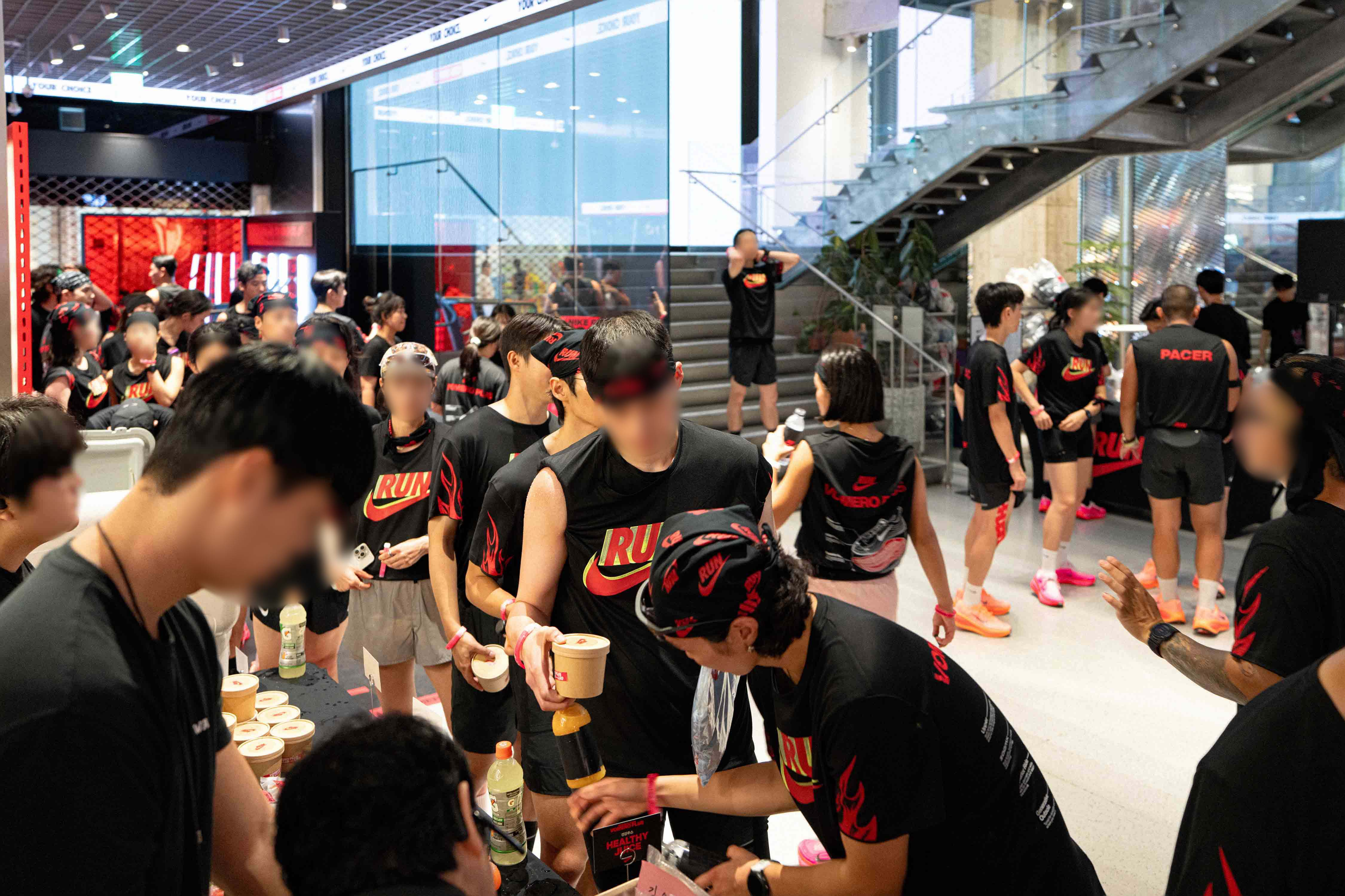 NIKE-RUN-CLUB-VOMERO-PLUS-LSD-13K image 1