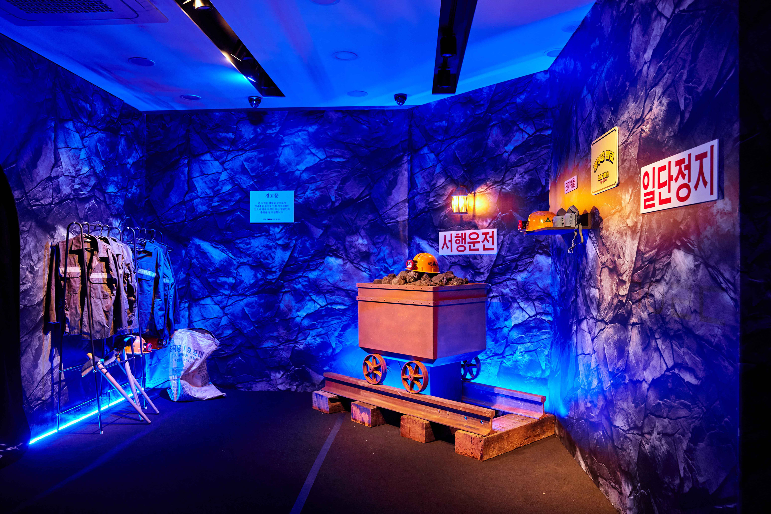 TANGWANG 702-D POP-UP STORE