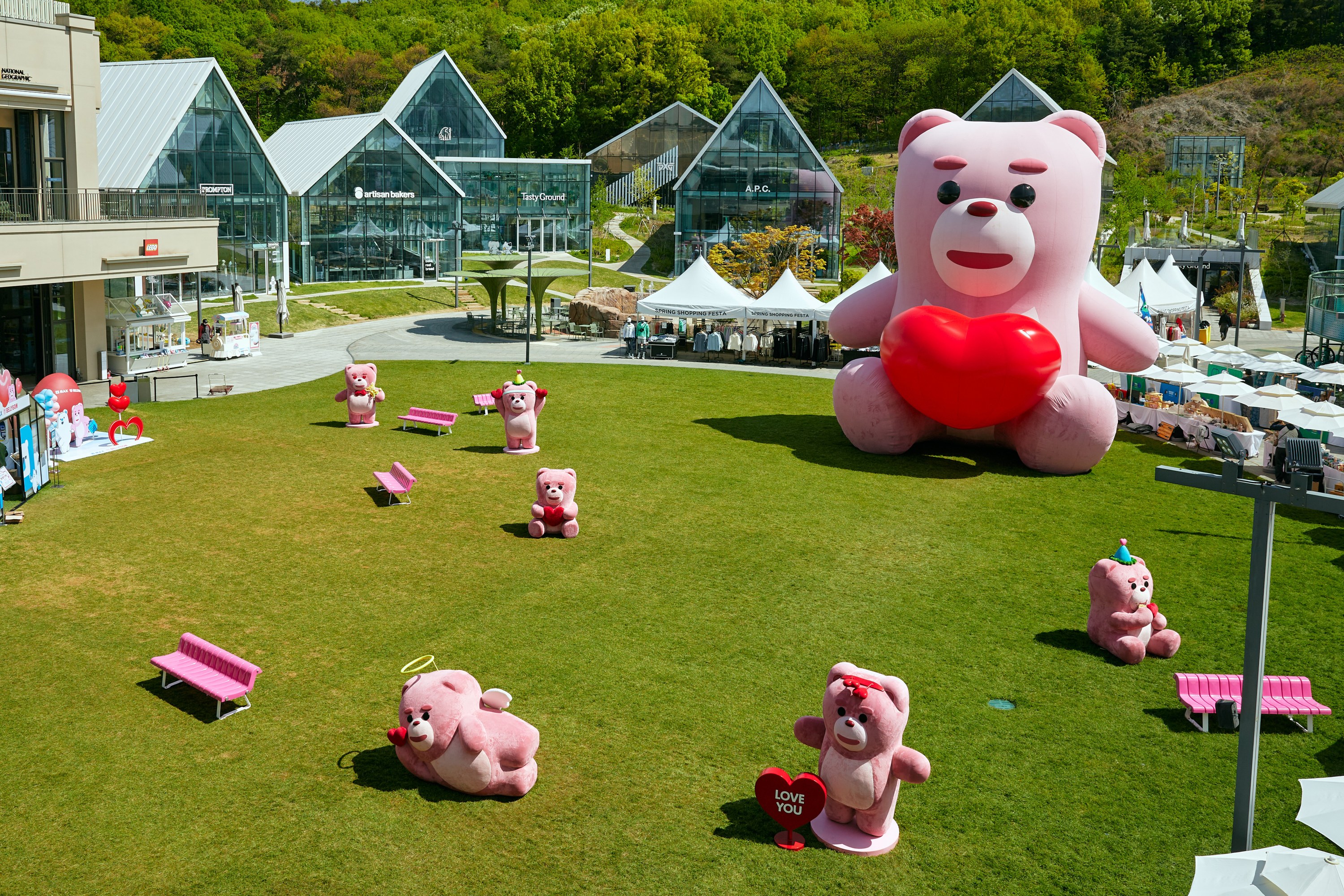 BELLYGOM, BRINGS LOVE POP-UP STORE