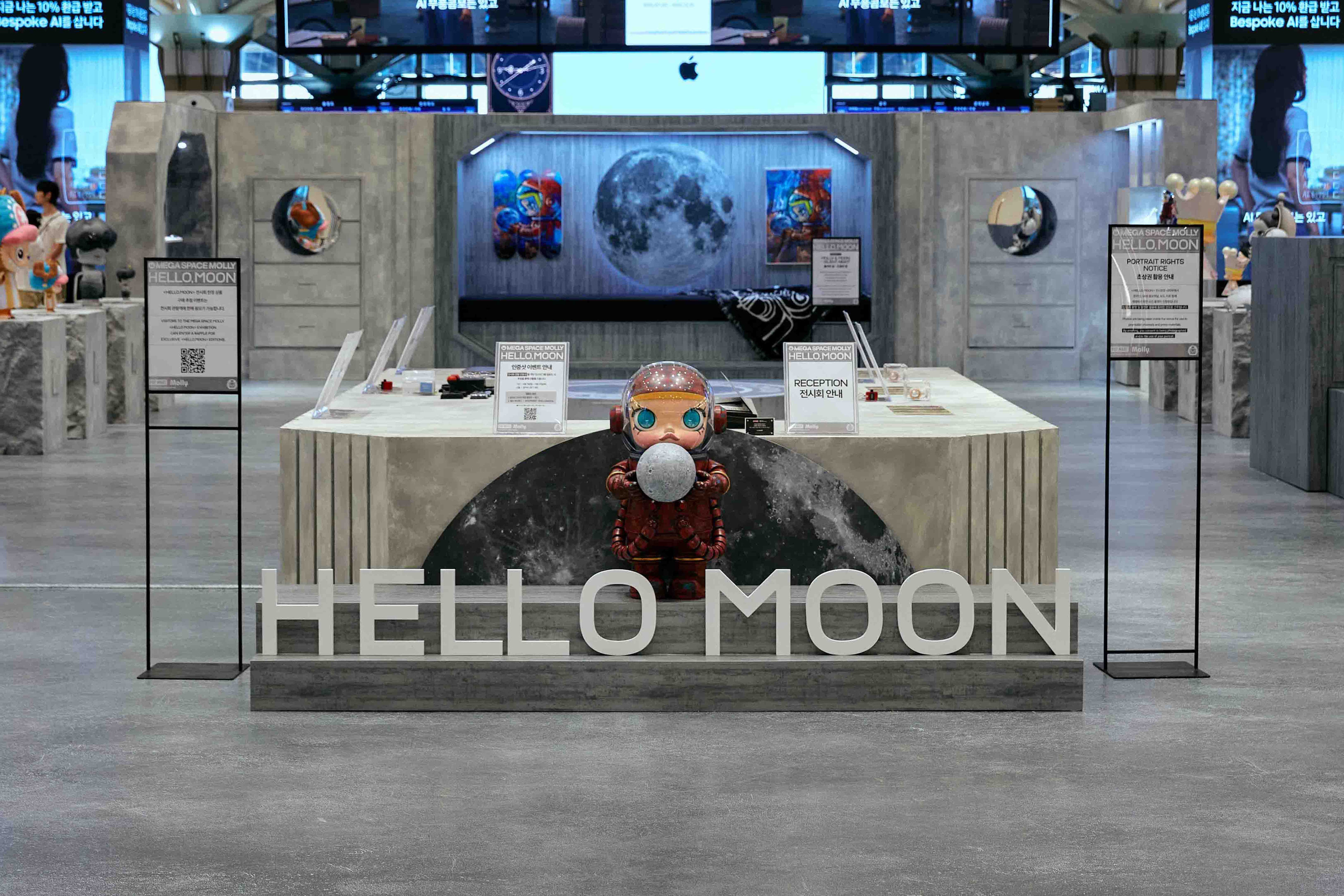 MEGA SPACE MOLLY & HELLO, MOON EXHIBITION