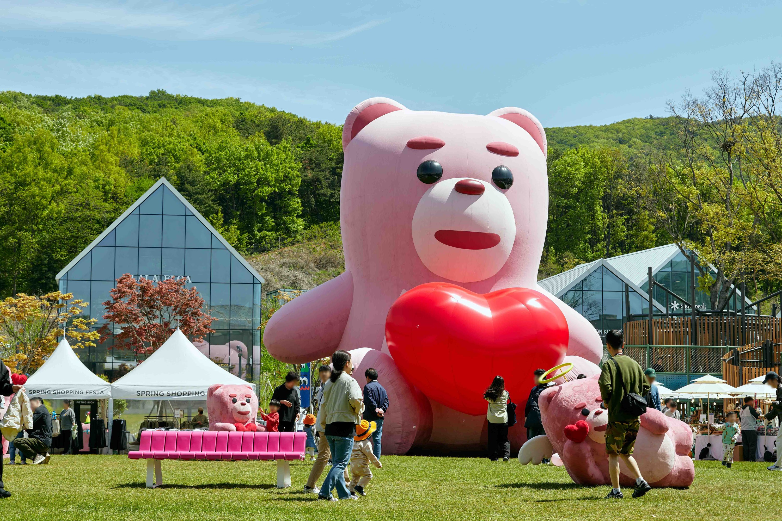 BELLYGOM, BRINGS LOVE POP-UP STORE